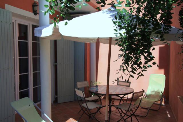 Appartement Avec Patio Et Garage Centre Ville Et Plage