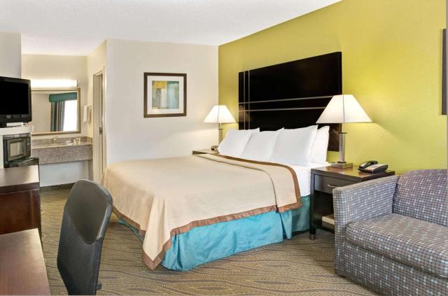 Howard Johnson by Wyndham Houston Heights Downtown