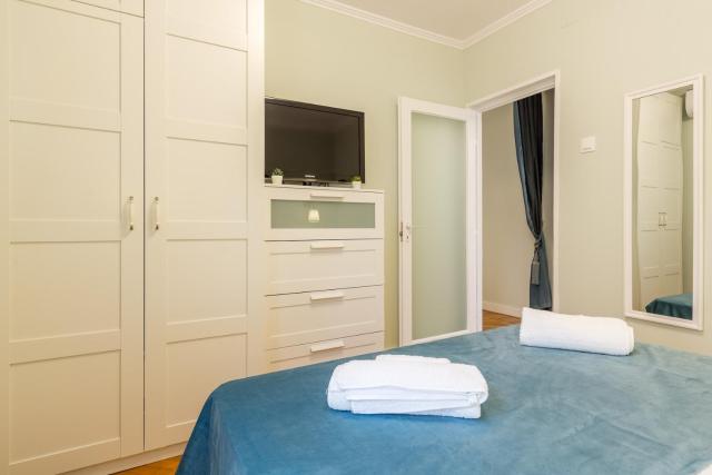 Central stylish & cozy one bedroom Apartment - Adela Accommodation - Ideal for long stays