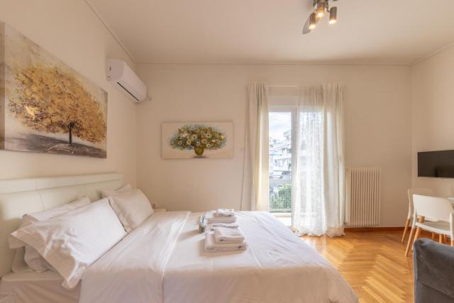 Top sightseeing 3rd floor studio on a paved road!