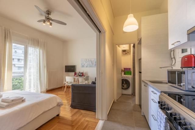 Top sightseeing 3rd floor studio on a paved road!