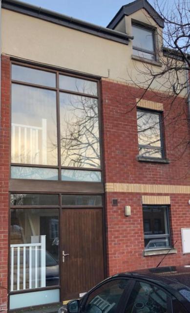 City Centre Townhouse-3 Bedrooms & Parking - Excellent Location