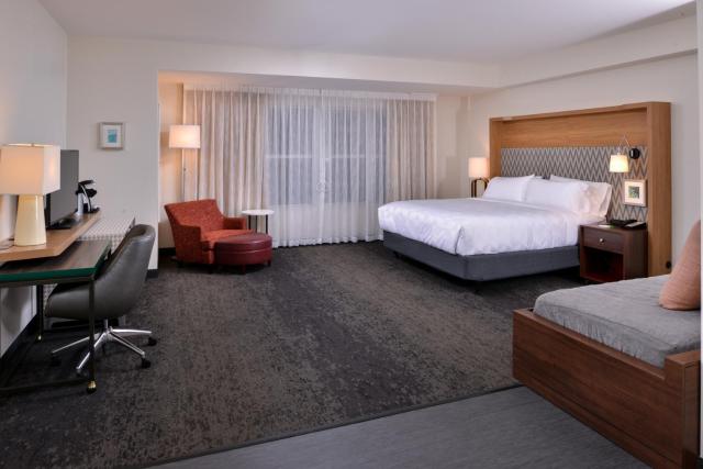 Holiday Inn & Suites Farmington Hills - Detroit NW by IHG