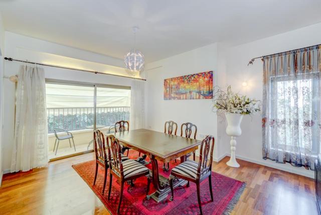 Charming spacious 4BR apt near the sea