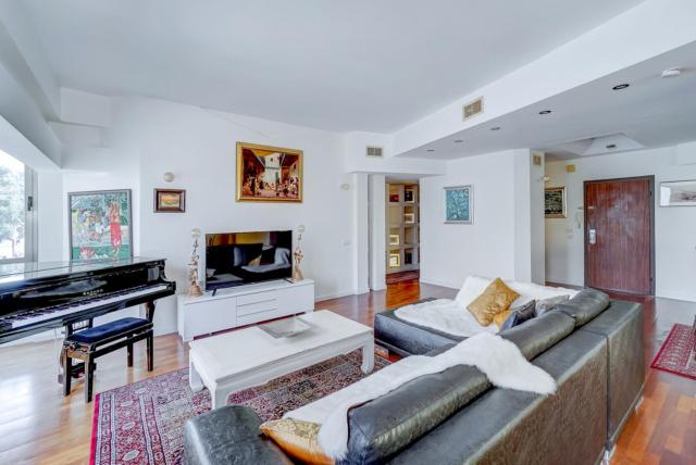 Charming spacious 4BR apt near the sea