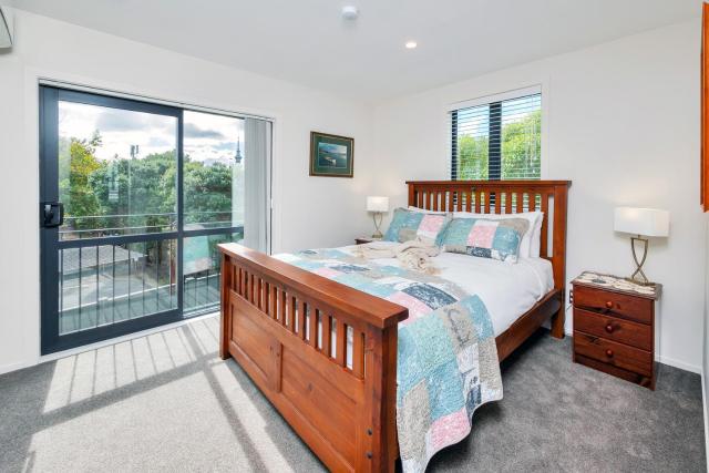 Greenwich Townhouse with Parking and Air-Con