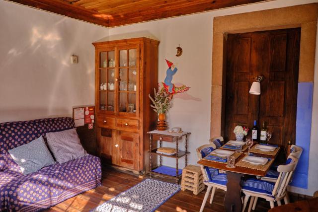 A Charming , Traditional Cottage at Quinta da Ribeira