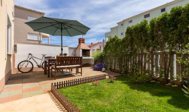 Spacious apartment with the garden, near the sandy beach