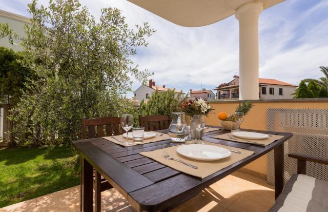 Spacious apartment with the garden, near the sandy beach