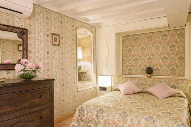 Luxury Suite with Direct Trevi Fountain View Romantic Stay