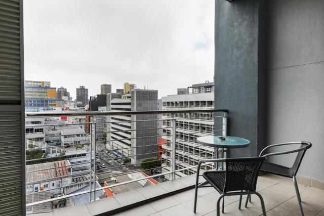 Backup-Power Eco Balcony Apartment near Table Mountain