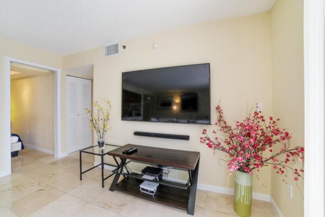 Miami Downtown City view 3BR Air Hockey &Ping Pong table