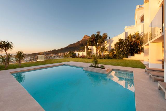 Sandpiper House: Stunning Ocean Views, Heated Pool & Large Garden