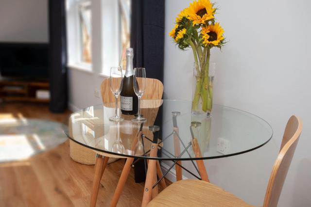 7 Gibson House - Chic City Centre Apartment with Parking