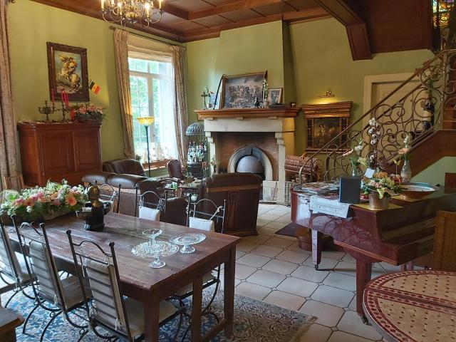 Château Lambert Moulinsart Hotel, shuttle airport, long term parking, snooker, large terrasse, dinner, breakfast