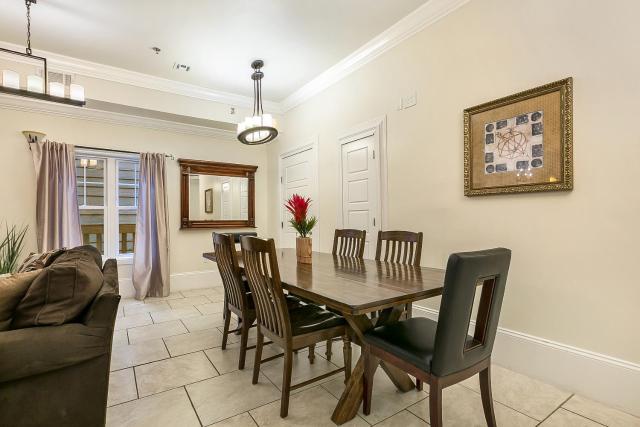 Modern 4BR City Condo 5min drive to FQ