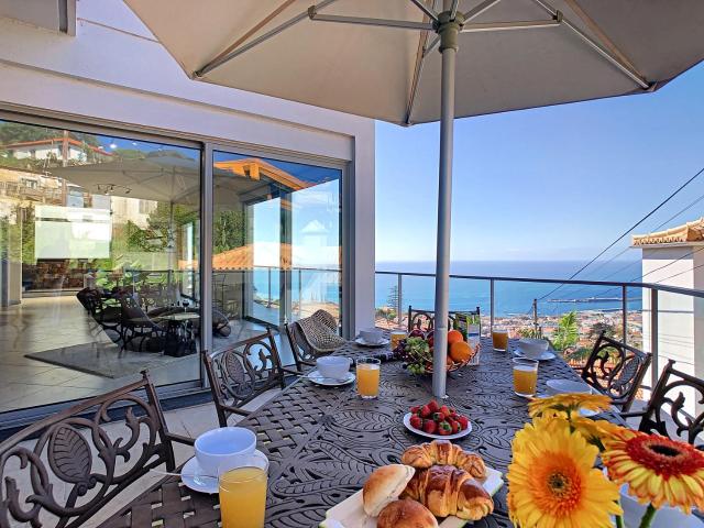 Villa Moniz by LovelyStay
