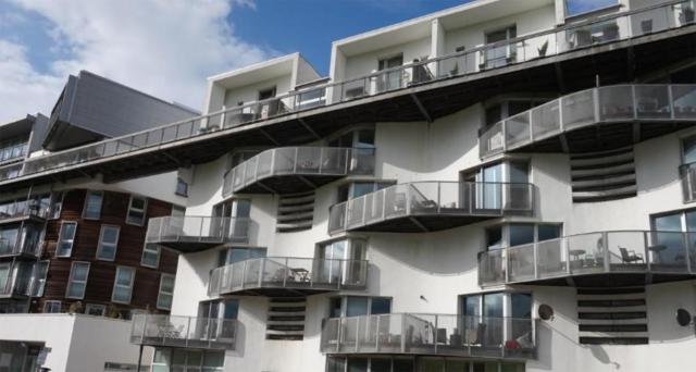 Glasgow City Single Room in Home-share with Balcony & Parking
