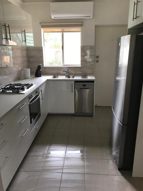 Stay in spacious, homely unit in prestigious area