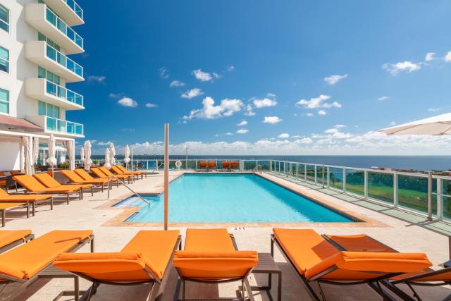 Ocean View Balcony steps from Restaurants, Peacock Park & Marina