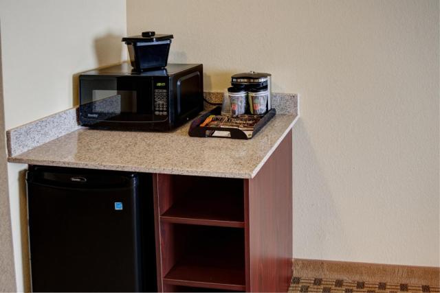 Cobblestone Inn & Suites - Waverly