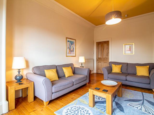 Beautiful and Bright Georgian Style Morningside Apartment - Pass the Keys