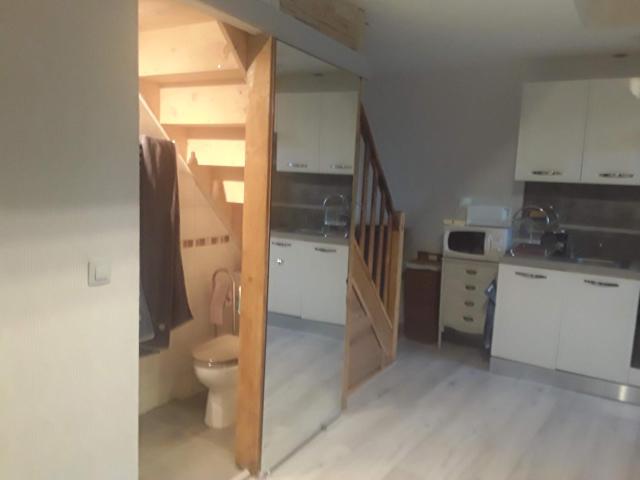 studio avec une mezzanine