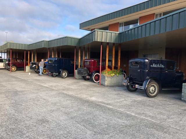 Curly Redwood Lodge