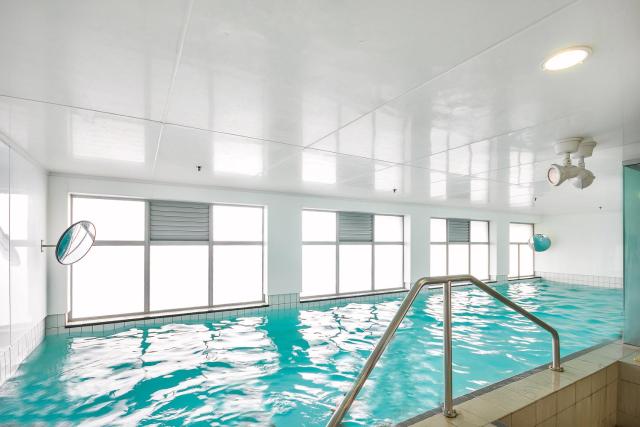 Cityscape Charm Apt w Parking, Views, Pool & Gym