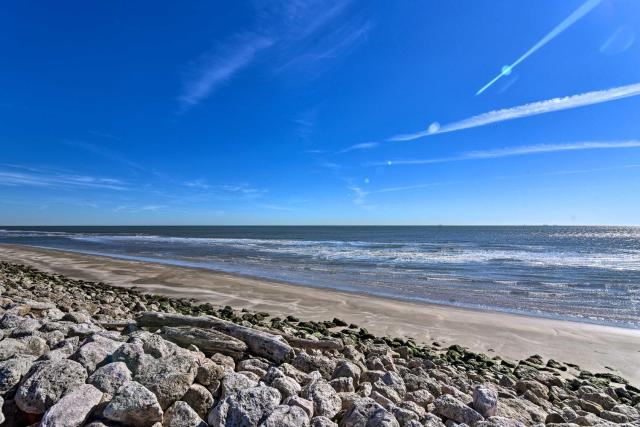 2 Blocks to Surfside Beach: A-Frame Home w/ Deck