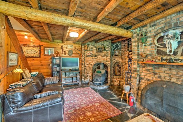'Sasquatch Inn' Retreat Near Fishing & Hunting!