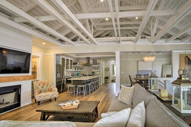 Charming Renovated Avalon Townhome, Walk to Beach!