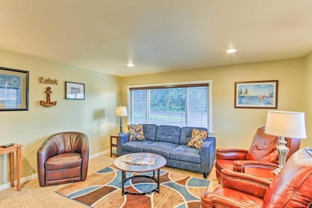 Peacock Hill Retreat on 1 Acre, 1 Mi to Harbor