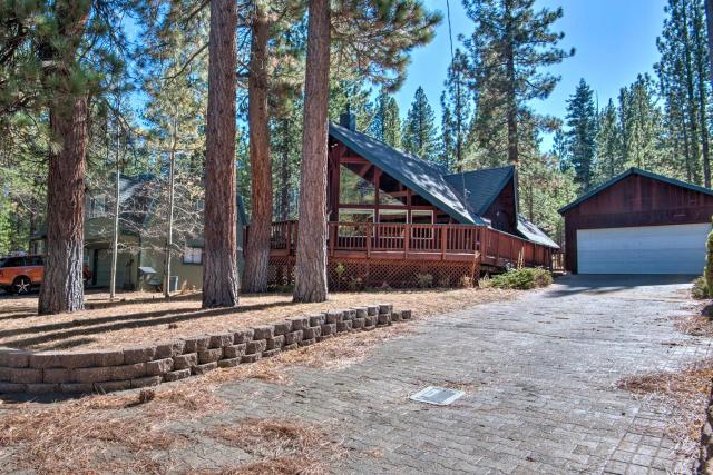 Cozy Family Home with Tahoe Views, 7 Min to Heavenly