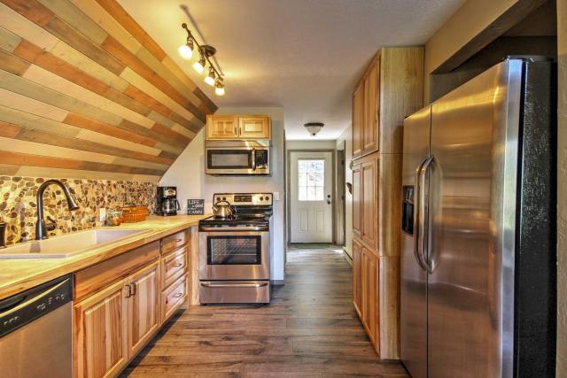 Hillside Cripple Creek Cabin w/ Hot Tub, Mtn Views