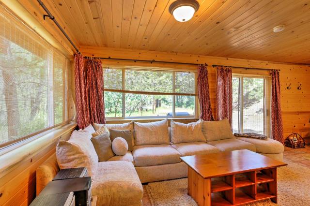Romantic Riverfront Cottage - 1 Mile to Winthrop!