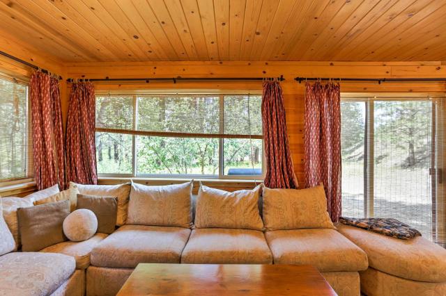 Romantic Riverfront Cottage - 1 Mile to Winthrop!