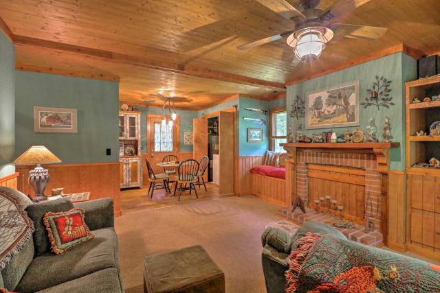 Cozy Pine Mountain Cabin w/ Screened Porch & Yard!
