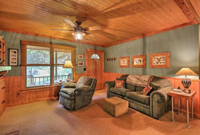 Cozy Pine Mountain Cabin w/ Screened Porch & Yard!