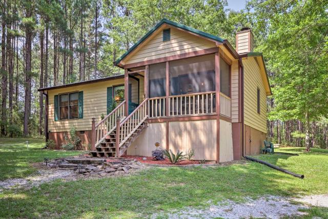Cozy Pine Mountain Cabin w/ Screened Porch & Yard!