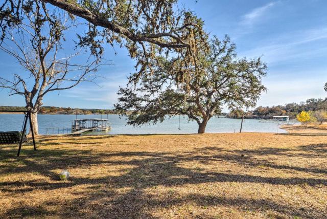 Tow Retreat on Lake Buchanan w/ Dock & Kayaks!