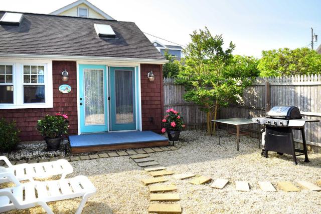 Charming Surf City Cottage - Steps to Beach and Bay!