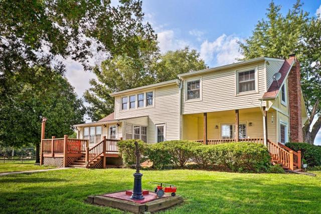Remodeled Historic Farmhouse ~ 20 Mi to KC!