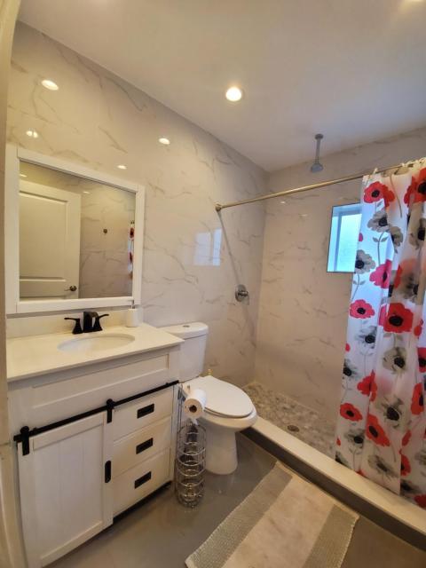 Lakefront Vacation Home - Sleeps 8