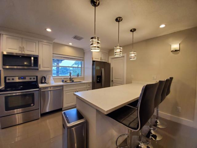 Lakefront Vacation Home - Sleeps 8