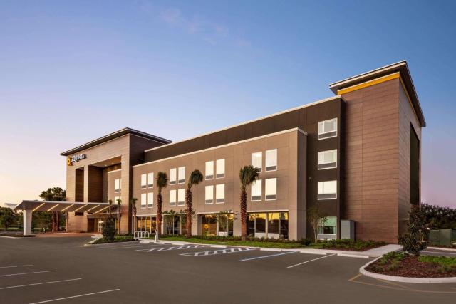 La Quinta Inn & Suites by Wyndham Orlando I-Drive Theme Parks