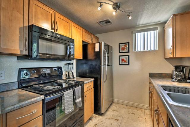 Downtown Condo: Fun Amenities, Walk to Tempe Beach