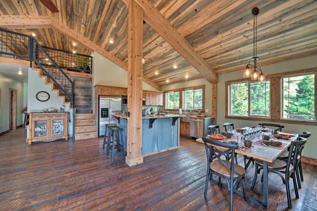 Custom Livingston Apt w/ Balcony + Mountain Views!