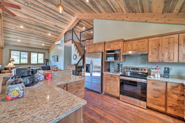 Custom Livingston Apt w/ Balcony + Mountain Views!