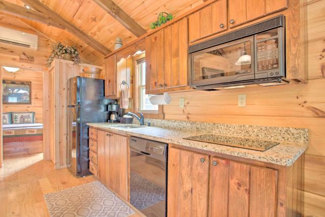 Hike, Sip & Unwind! Mill Spring Cabin Near Winery